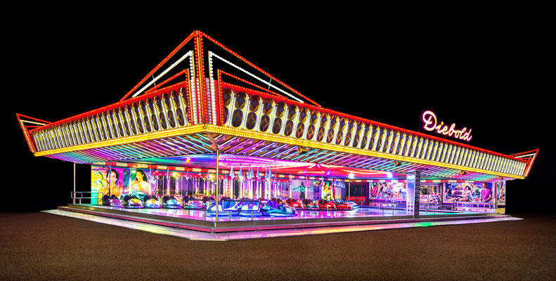 Der gesamte Autoscooter ist bunt beleuchtet