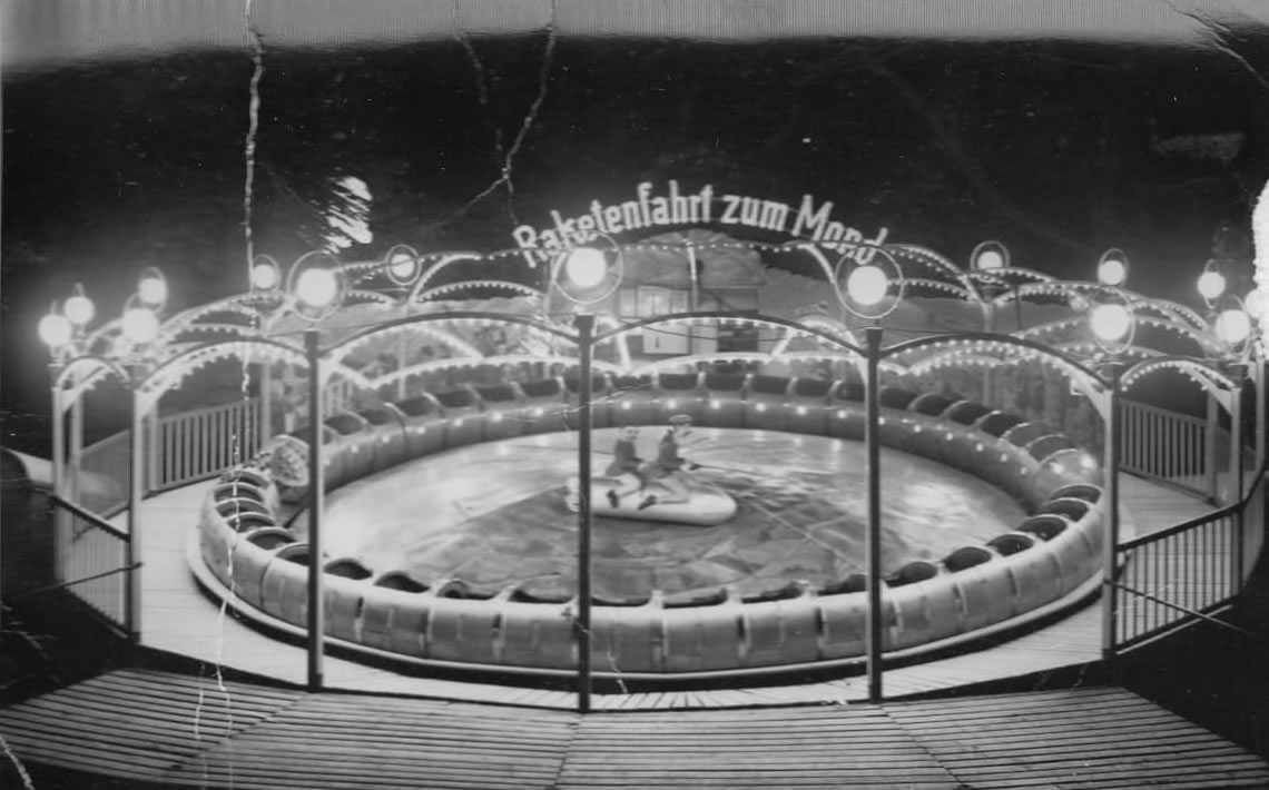 Ein schwarz-weiß Foto von der "Raketenfahrt zum Mond", ein ursprüngliches Fahrgeschäft der Familie Diebold