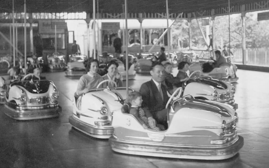 Ein Bild von dem ersten Autoscooter der Familie Diebold. Viele fröhliche Leute fahren mit dem Autoscooter