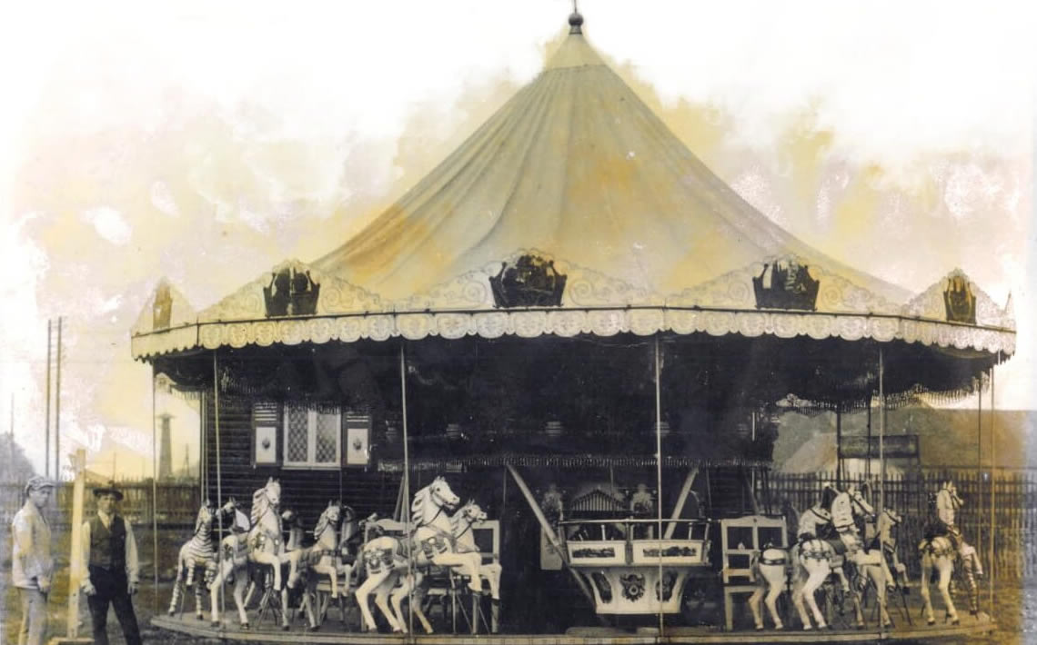 Ein altes Foto von einem runden Karussell der Familie Diebold