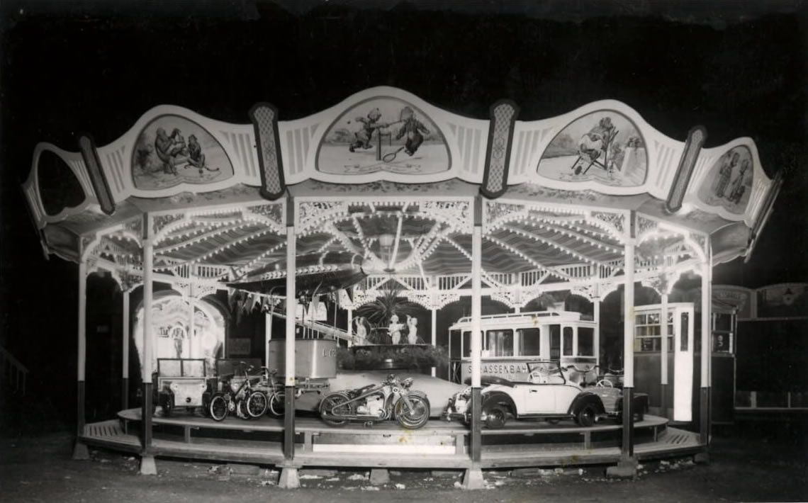 Ein schwarz-weiß-Bild von einem der ersten Karusselle der Familie Diebold