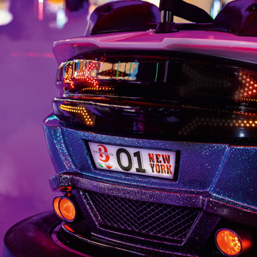 Eine lilane Chaise von hinten mit Nummernschild "01 New York"